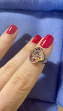 Carica l'immagine nel visualizzatore di Gallery, Anello Chevalier in oro rosa 18 carati con zaffiri multicolor, rubini e smeraldi - Rosso Veneziano Gioielli
