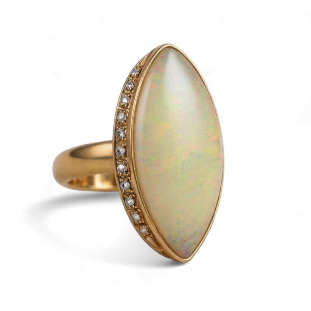 Anello in oro rosa e diamanti con opale arlecchino taglio marquise