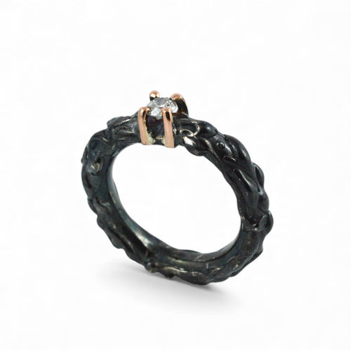 Anello martellato in argento brunito nero e oro con diamante Lab Grown – Rosso Veneziano Gioielli