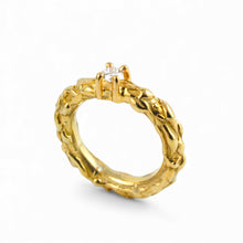 Carica l&#39;immagine nel visualizzatore di Gallery, Anello martellato in argento dorato e oro con diamante Lab Grown – Rosso Veneziano Gioielli
