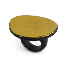 Carica l&#39;immagine nel visualizzatore di Gallery, Anello ovale in ebano con foglia d&#39;oro - Rosso Veneziano Gioielli
