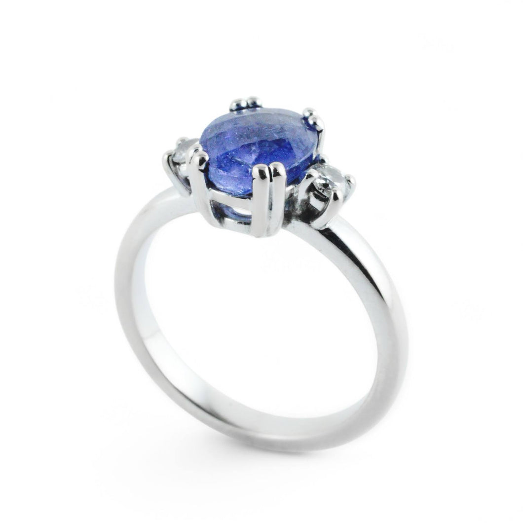 Anello solitario in oro bianco con tanzanite e diamanti