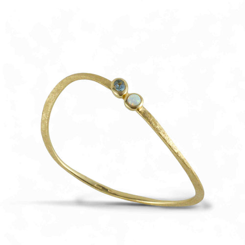 Bracciale rigido in argento dorato martellato con quarzo e opale arlecchino