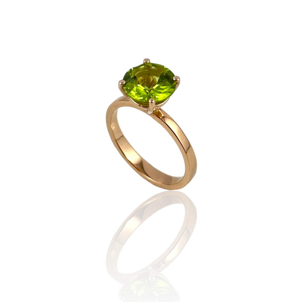Anello solitario in oro con peridoto