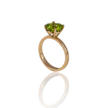Carica l&#39;immagine nel visualizzatore di Gallery, Anello solitario in oro con peridoto
