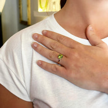 Carica l&#39;immagine nel visualizzatore di Gallery, Anello solitario in oro con peridoto
