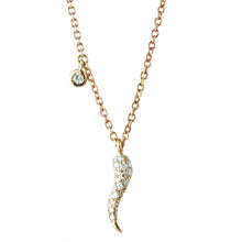 Carica l'immagine nel visualizzatore di Gallery, Girocollo con Pendente Cornetto in Oro Rosa 18K e Diamanti – Rosso Veneziano Gioielli
