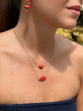 Carica l&#39;immagine nel visualizzatore di Gallery, Collana labbra in oro e corallo
