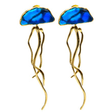 Carica l'immagine nel visualizzatore di Gallery, Orecchini Medusa in Bronzo Dorato e Resina Blu – Rosso Veneziano Gioielli
