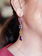 Carica l'immagine nel visualizzatore di Gallery,  Orecchini Pendenti Asimmetrici placcati in Oro Rosa con Rubini, Cianite, Ametista e Peridoto - Rosso Veneziano Gioielli
