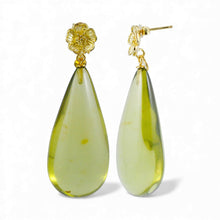 Carica l&#39;immagine nel visualizzatore di Gallery, Orecchini a Goccia con Ambra Verde Messicana e Fiore in Argento Dorato – Rosso Veneziano Gioielli
