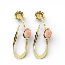 Carica l'immagine nel visualizzatore di Gallery, Orecchini a cerchio irregolari in argento dorato con corallo rosa – Rosso Veneziano Gioielli
