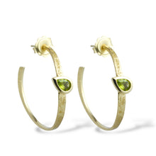 Carica l'immagine nel visualizzatore di Gallery, Orecchini a cerchio irregolari in argento dorato con peridoto – Rosso Veneziano Gioielli
