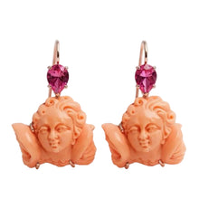 Carica l'immagine nel visualizzatore di Gallery, Orecchini in Argento Rosa con Angioletti Incisi in Corallo Naturale e Zaffiri Rosa Lab – Rosso Veneziano Gioielli
