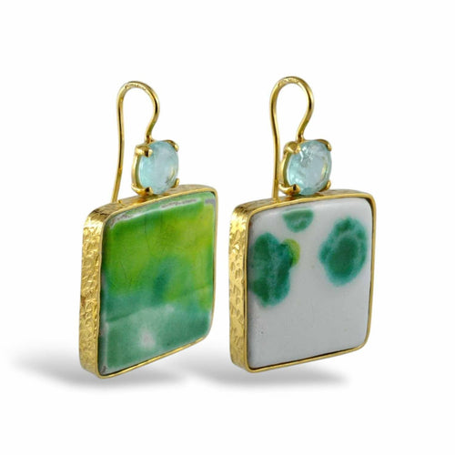 Orecchini verdi e bianchi in ceramica artigianale e quarzi idrotermali