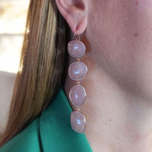 Carica l&#39;immagine nel visualizzatore di Gallery, Orecchini da donna pendenti in argento rosa con quarzo rosa
