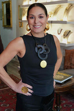 Carica l&#39;immagine nel visualizzatore di Gallery, Grande collana con motivi geometrici in ebano e foglia d&#39;oro - Rosso Veneziano Gioielli
