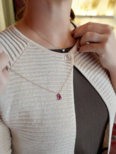 Carica l'immagine nel visualizzatore di Gallery, Collana pendente in oro rosa 18 kt con rubino a goccia - Rosso Veneziano Gioielli
