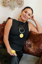 Carica l&#39;immagine nel visualizzatore di Gallery, Orecchini a cerchio in ebano con foglia d&#39;oro - Rosso Veneziano Gioielli
