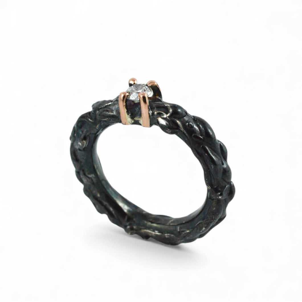 Anello martellato in argento brunito nero e oro con diamante Lab Grown – Rosso Veneziano Gioielli