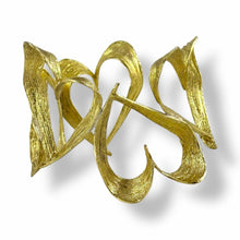 Carica l&#39;immagine nel visualizzatore di Gallery, Grande Bracciale bangle con cuori in bronzo dorato

