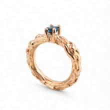 Carica l&#39;immagine nel visualizzatore di Gallery, Anello martellato in argento rosa con Topazio Blu London – Rosso Veneziano Gioielli
