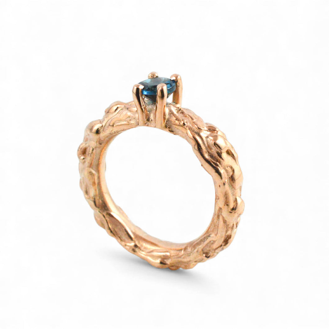 Anello martellato in argento rosa con Topazio Blu London – Rosso Veneziano Gioielli