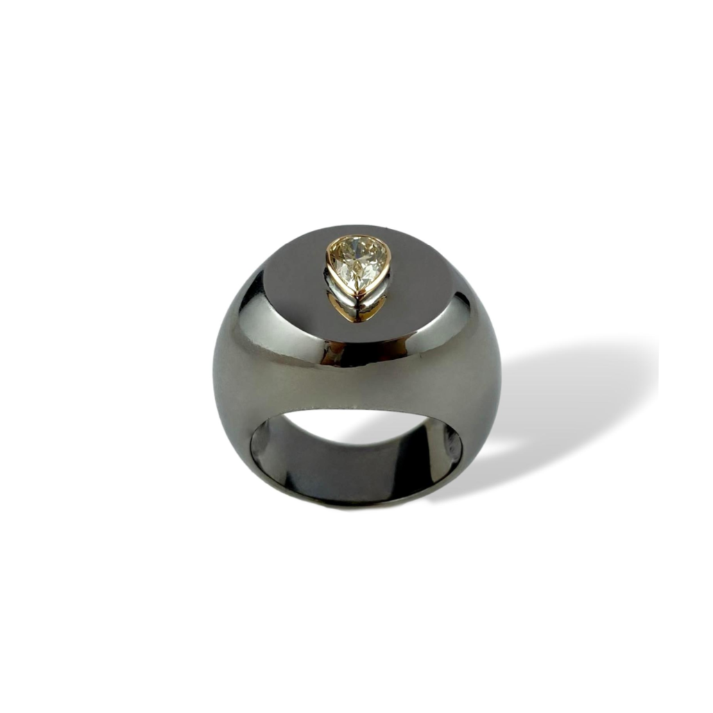 Anello Chevalier in argento e oro con diamante a goccia