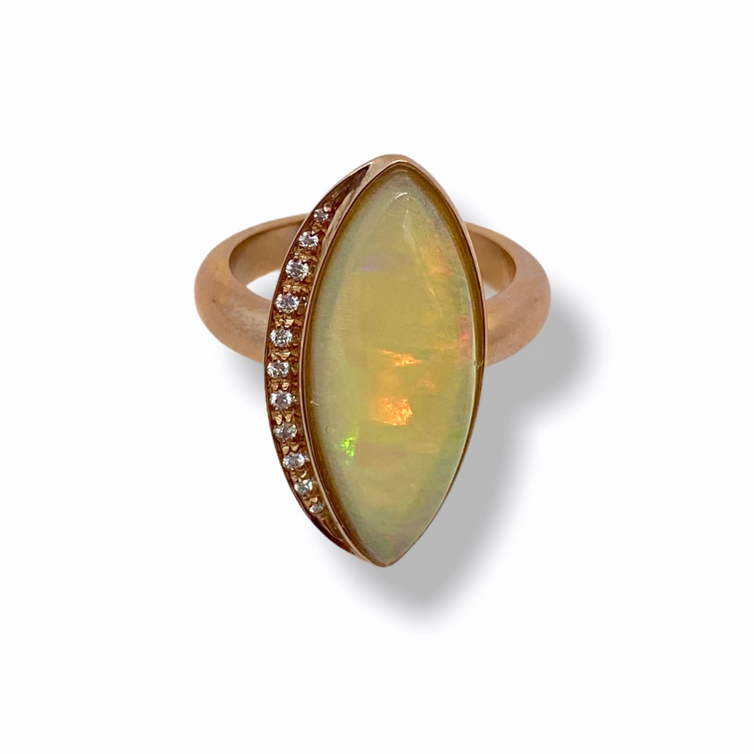 Anello in oro con opale allerchino e diamanti